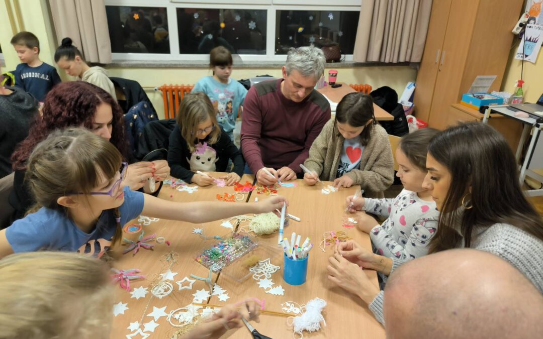 Kreativno i radosno: učenici, roditelji i braća i sestre zajedno izrađivali ukrase za Božić